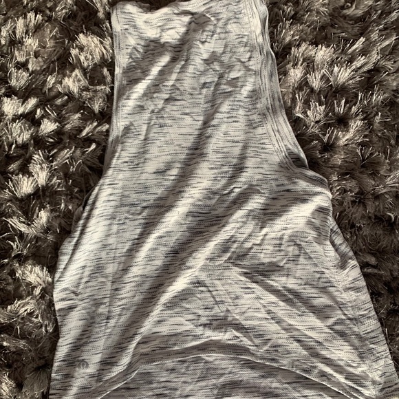 Gently worn lululemon tank top, like new!☁️💥 - Picture 2 of 3